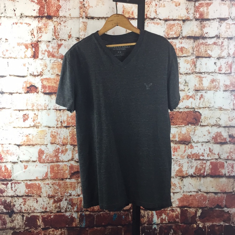 American Eagle 🦅 basic v-neck T-shirt